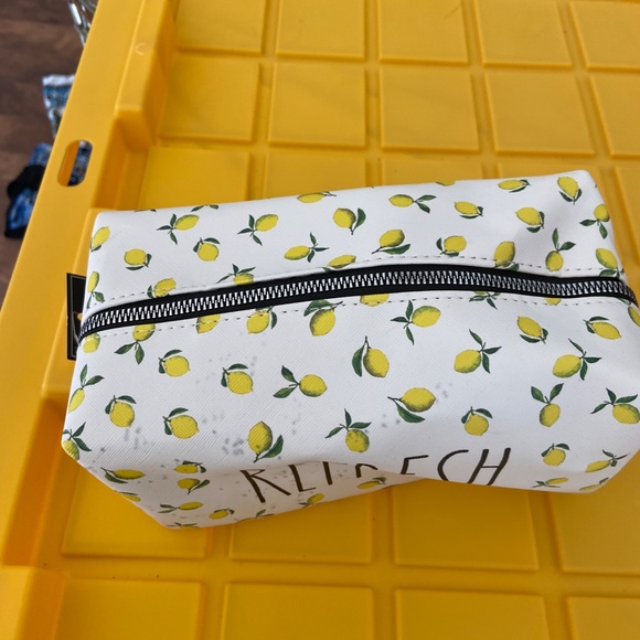 RAE DUNN COMESTIC BAG NWT REFRESH LEMONS DESIGN - Picture 3 of 5